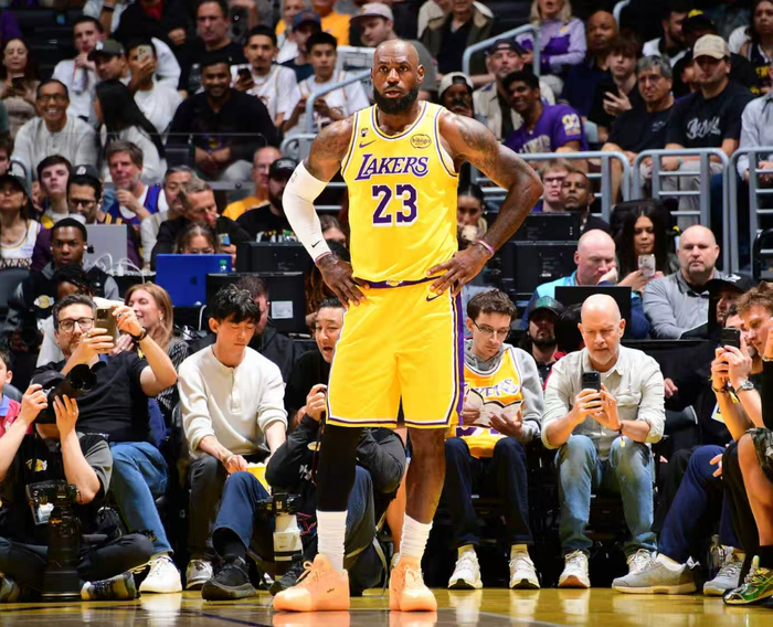 互动游戏-里夫斯绝平+东契奇加时准绝杀！41岁詹皇甘愿当绿叶 倒地飞扑令人泪目|詹姆斯|勒布朗·詹姆斯|掘金|湖人|奥斯汀·里夫斯_新浪体育_新浪新闻